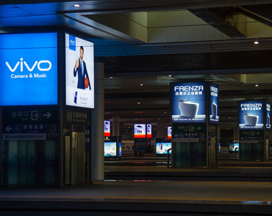 成都東站站臺層四面直梯燈箱廣告 成都東站站臺層四面直梯燈箱廣告