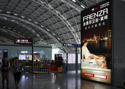 成都機場二層出發廳落地燈箱廣告 成都機場二層出發廳落地燈箱廣告