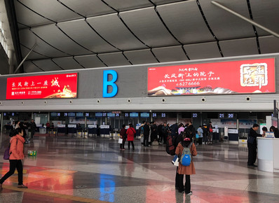 太原機場T2航站樓國內值機島上方墻面燈箱廣告