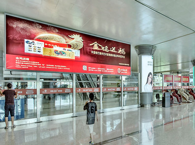 太原機場T2國內到達東達扶梯雙面墻面燈箱廣告