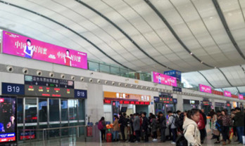 深圳高鐵站檢票口燈箱廣告有哪些優勢?