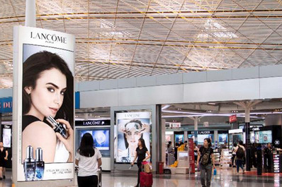 北京首都機場T3免稅區圖騰燈箱廣告案例圖 北京首都機場T3免稅區圖騰燈箱廣告案例圖