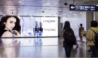 北京首都機場T2出發辦票大廳邊檢墻體燈箱案例圖 北京首都機場T2出發辦票大廳邊檢墻體燈箱案例圖