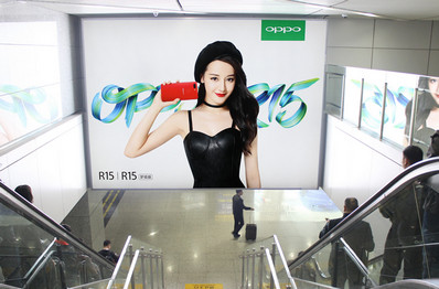 成都雙流機場T2到達通廊梯眉墻體燈箱廣告 成都雙流機場T2到達通廊梯眉墻體燈箱廣告