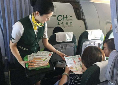 春秋航空客艙內單頁發放廣告