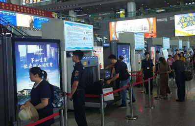 深圳福田站安檢通道口滾動燈箱廣告 深圳福田站安檢通道口滾動燈箱廣告