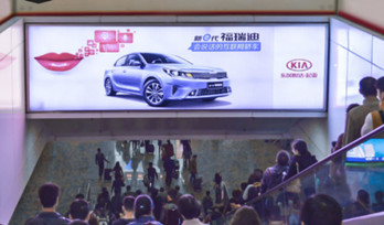 投放廣州高鐵站出站楣頭燈箱廣告有什么優勢?