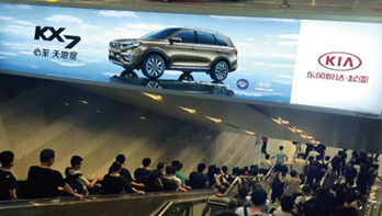 上海高鐵站出站楣頭燈箱廣告有什么優勢?