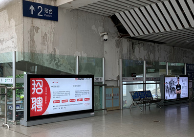 江門東高鐵站通道之間走廊落地燈箱廣告 江門東高鐵站通道之間走廊落地燈箱廣告