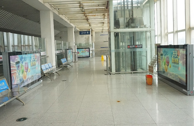 江門東高鐵站通道之間走廊落地燈箱廣告 江門東高鐵站通道之間走廊落地燈箱廣告