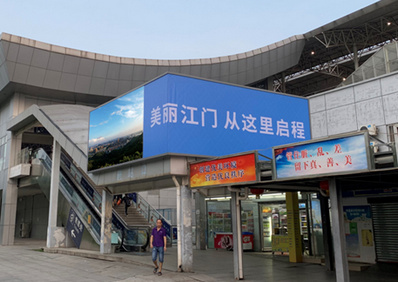 江門東高鐵站站外L型燈箱廣告 江門東高鐵站站外L型燈箱廣告