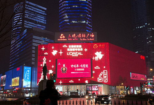 選擇商圈戶外LED廣告投放有什么優勢和價值?