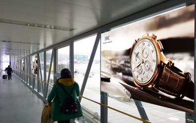 貴陽機場廊橋區貼膜廣告