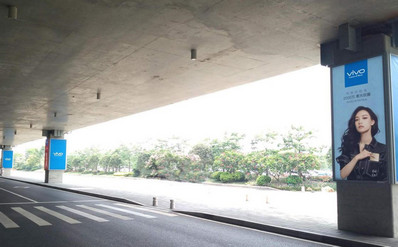 廈門(mén)機(jī)場(chǎng)F1一層到達(dá)外廊車道包柱燈箱廣告