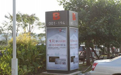 廈門(mén)機(jī)場(chǎng)F1一層停車場(chǎng)立式燈箱廣告