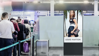 廣州機場出發區安檢口刷屏機廣告有什么優勢?