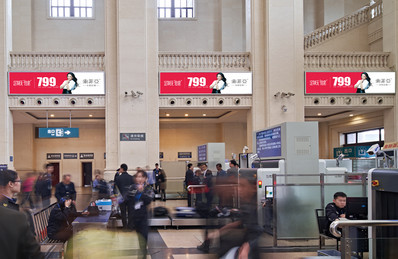 漢口站進站大廳安檢口兩側燈箱廣告