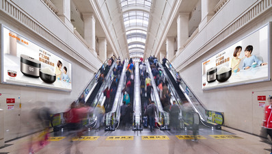 漢口站進站大廳電扶梯兩側燈箱廣告