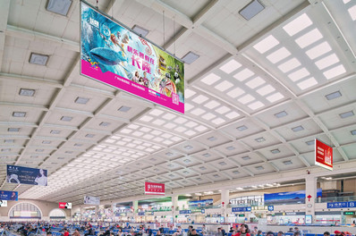 漢口站二樓候車大廳東側檢票閘機口燈箱廣告