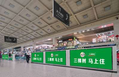 漢口站二樓候車大廳中央通道兩側立式燈箱廣告