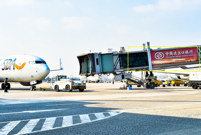 青島機場廊橋貼紙廣告