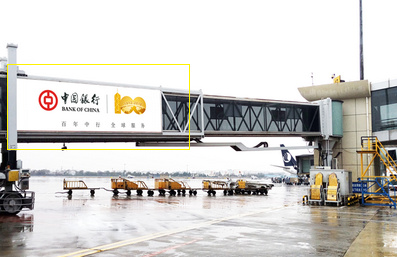 青島機場廊橋貼紙廣告