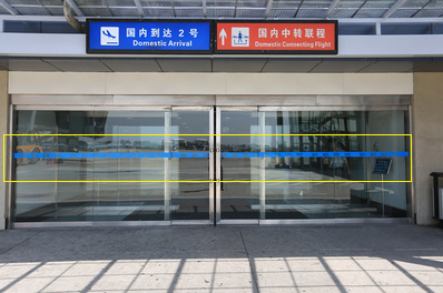 青島機場廊橋玻璃貼廣告