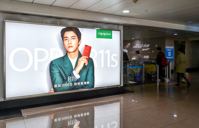 青島機場到達區燈箱廣告