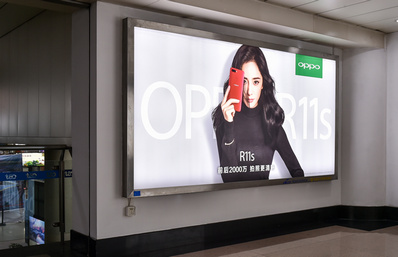 青島機場到達區燈箱廣告