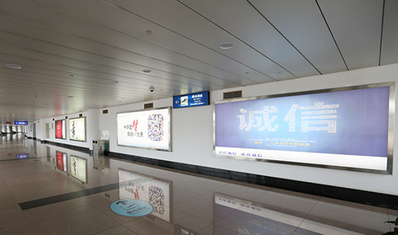 青島機場到達區燈箱廣告
