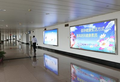 青島機場到達區燈箱廣告