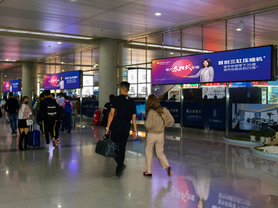 青島機場到達區燈箱廣告