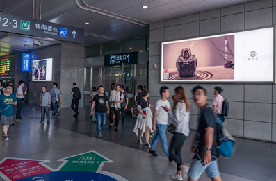 昆山南站到達(dá)層旅客通道西墻墻面燈箱廣告 昆山南站到達(dá)層旅客通道西墻墻面燈箱廣告