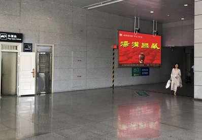 昆山南站到達(dá)層城際出站通道西墻墻面燈箱廣告 昆山南站到達(dá)層城際出站通道西墻墻面燈箱廣告