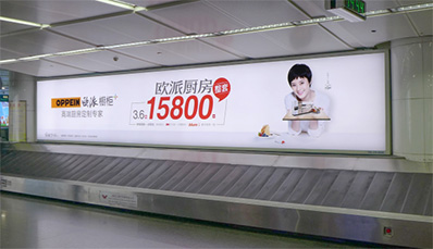 行李提取大廳轉盤上方燈箱