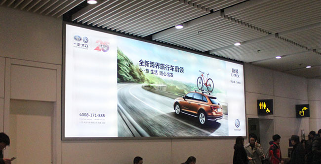 國(guó)內(nèi)到達(dá)通廊處燈箱