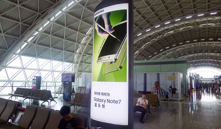 成都機(jī)場(chǎng)T2候車室圖騰燈箱