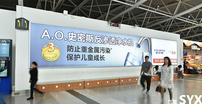 T1主樓二層候機區通廊燈箱廣告