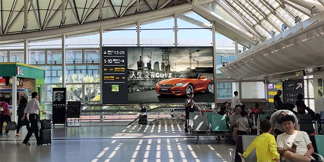 T1發候機區通往遠機位指示燈箱廣告