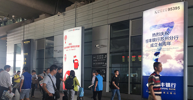 出站大廳外側圖騰燈箱