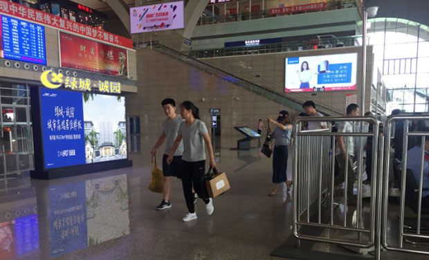 石家莊站出發大廳落地燈箱廣告