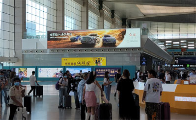 成都東高鐵站南北進站口壁掛燈箱廣告 成都東高鐵站南北進站口壁掛燈箱廣告