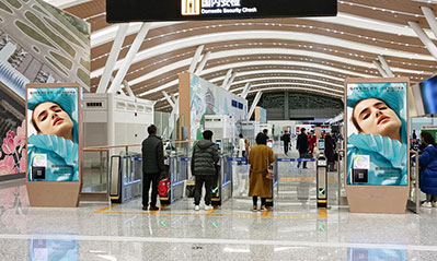 貴陽機場T3航站樓安檢前電子刷屏廣告