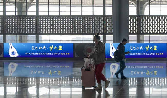 西進站大廳圍擋燈箱廣告