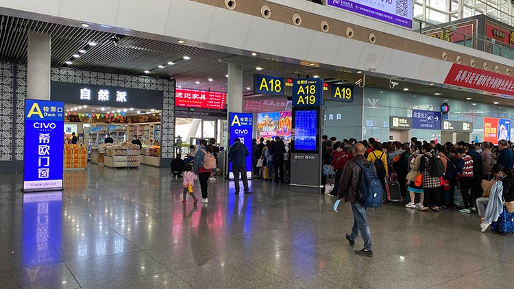 希歐門窗廣州高鐵站刷屏機廣告2