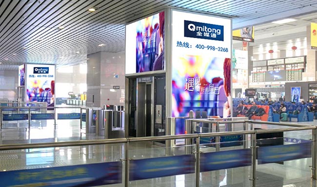 長春高鐵站出發層直梯燈箱廣告