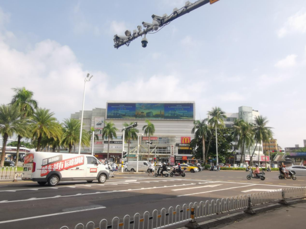 ?？贚ED廣告價格？海口商圈東方廣場樓頂LED大屏廣告金融案例