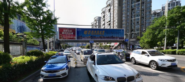 貴陽天橋LED大屏廣告價格？貴陽最大過街天橋觀山湖LED大屏廣告報價