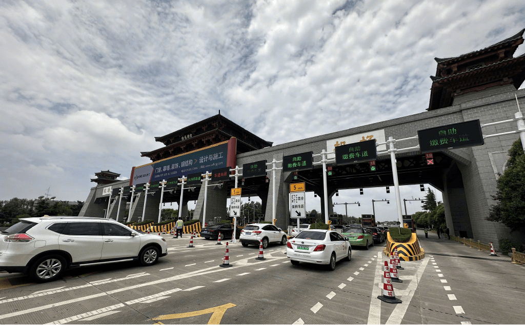 西安高速收費站站頂LED大屏廣告價格？機場高速灞橋收費站廣告牌