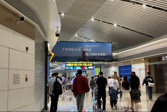 潮汕機場T2出發到達全覆蓋燈箱廣告大牌，揭陽潮汕機場廣告牌價格